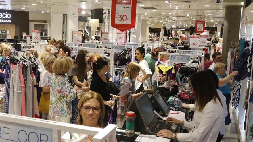 Las rebajas del vestido y el calzado reducen los precios en Córdoba un 1,4%