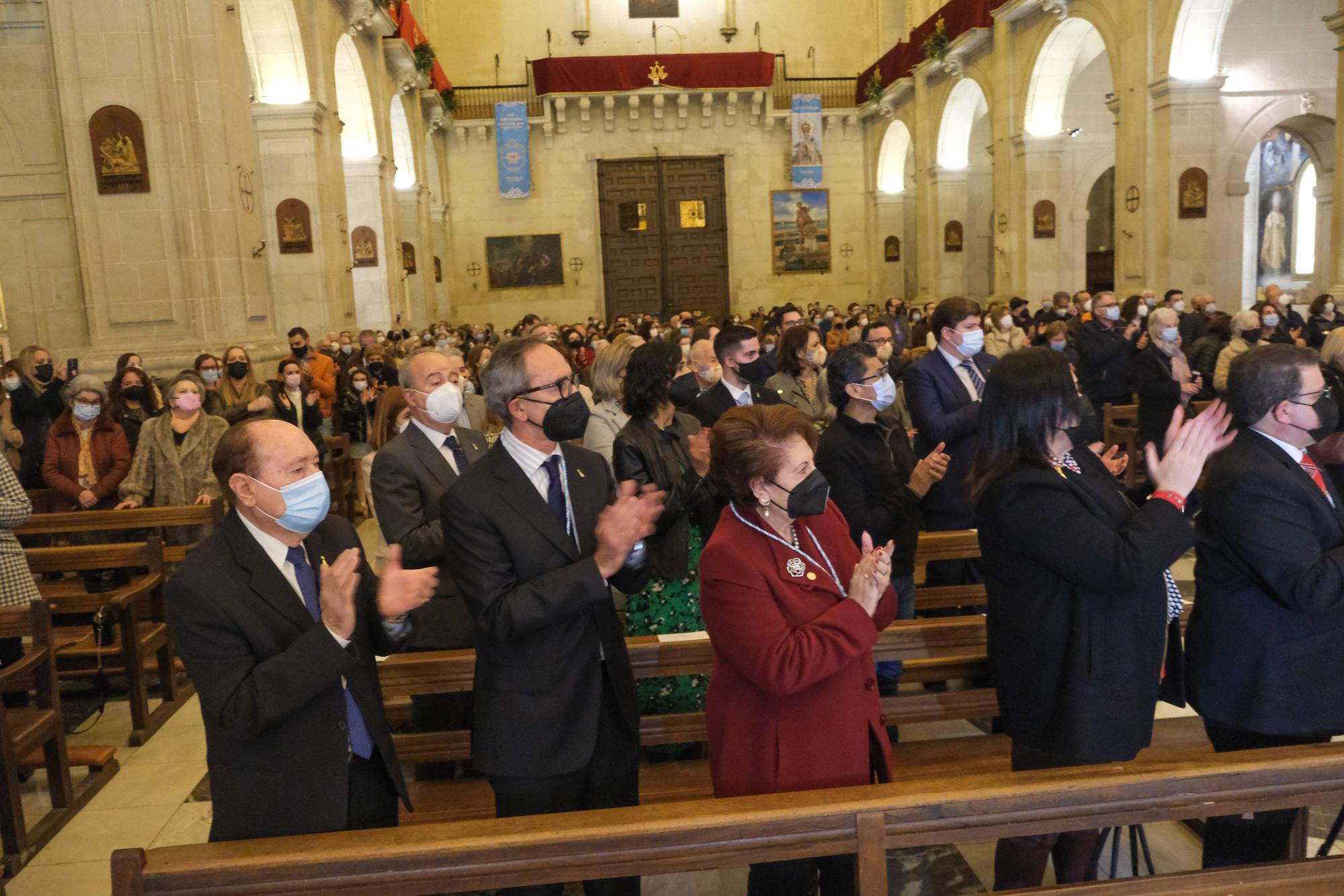 Encuentro íntimo con la Patrona. Los ilicitanos agasajan en Santa María a la Virgen confiados en recuperar en 2022 todo el esplendor de las fiestas de la Venida