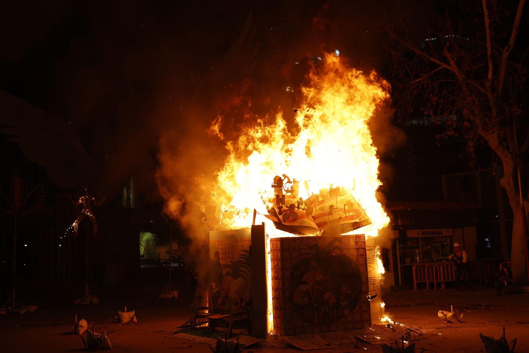 Así se ha quemado la falla infantil municipal de 2024