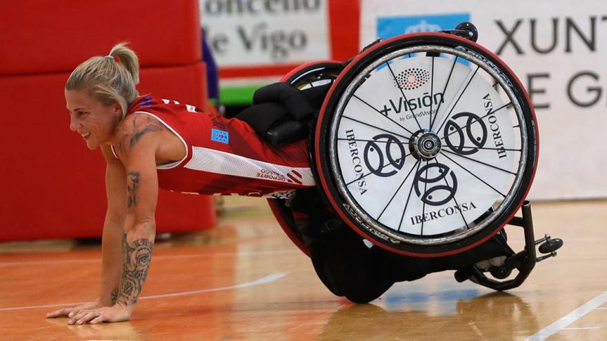 Shelley Cronau se levanta durante un partido de la Euroliga 3 con el Iberconsa. // R. Grobas