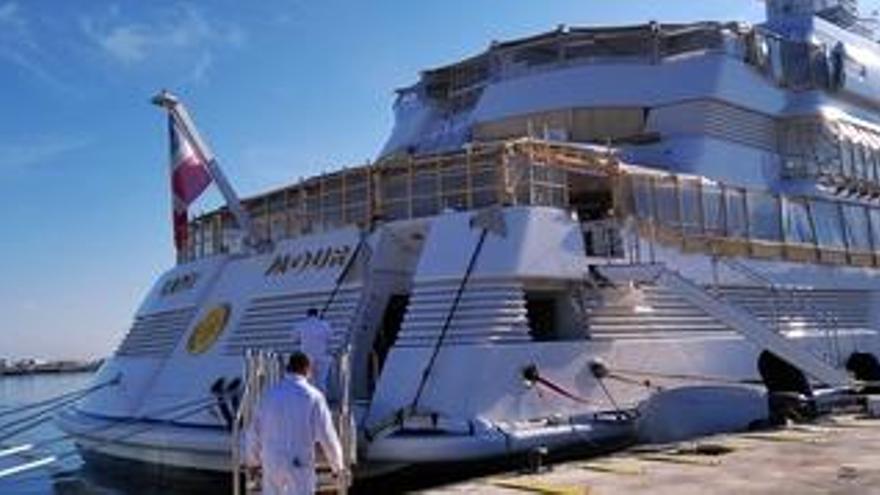 El «Lady Moura», el yate de lujo de las letras de oro, recupera el lustre  en Dénia - Información