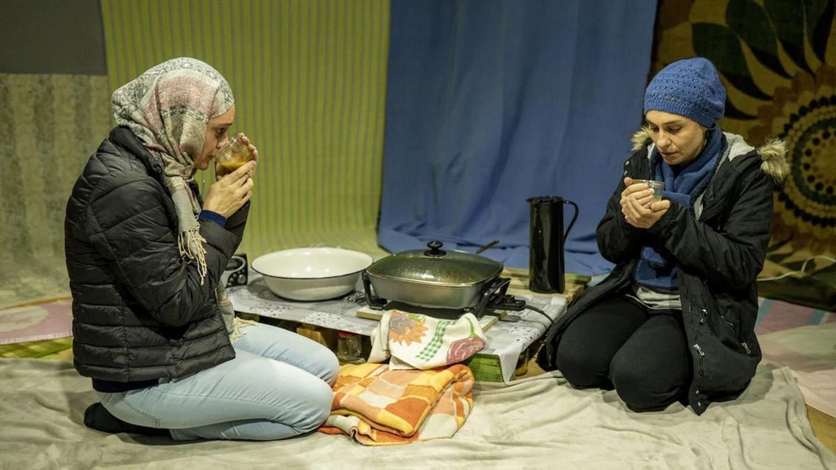 Las actrices Marta Viera y Ruth Sánchez caracterizadas como refugiadas en la obra ‘Moria’.