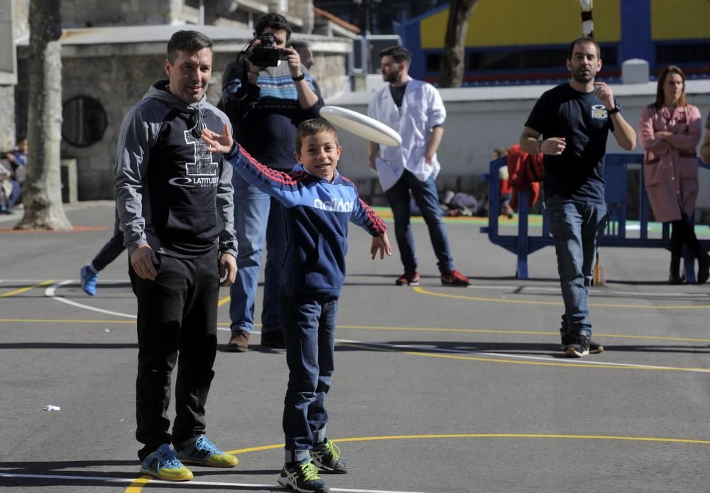 Exhibición de disc golf en al colegio La Gesta II