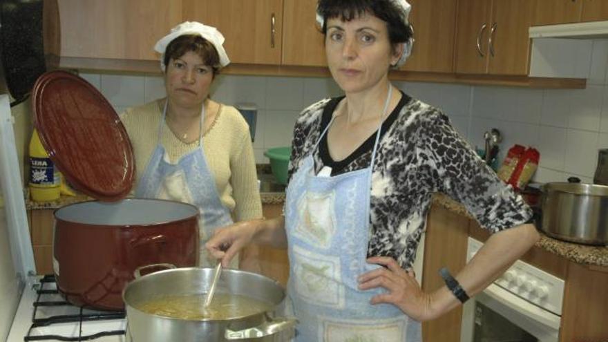 Las cocineras de Riofrío de Aliste preparan el menú para los comedores sociales.