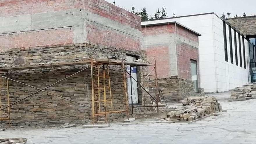 Obras en un edificio auxiliar del Museo del Castro Chao Samartín de Grandas de Salime.