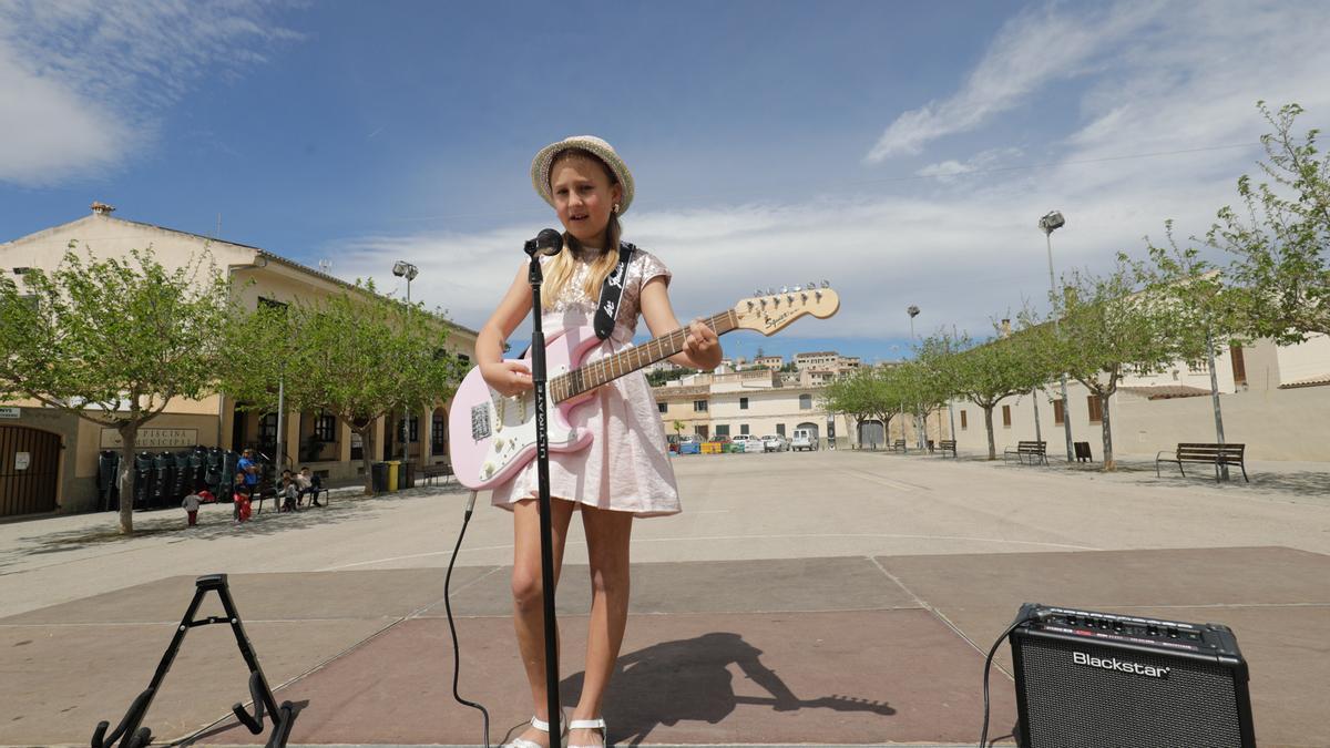 Dulce María, la niña de Mallorca de La Voz Kids, ensaya 'Me quedo contigo'