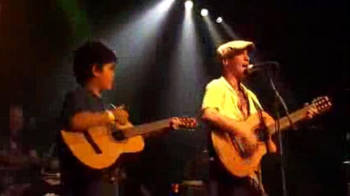 Manu Chao actua amb el nen de 10 anys El Rumbero de Bogatell.