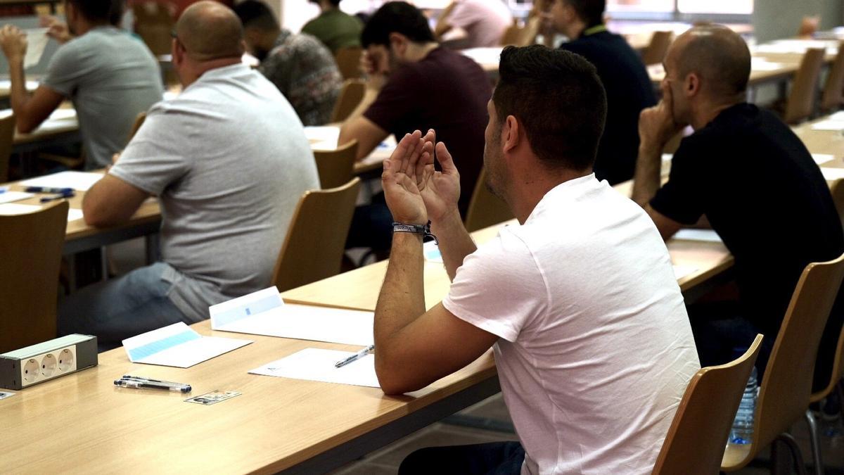 Opositores durante el examen celebrado en una de las sedes en Málaga