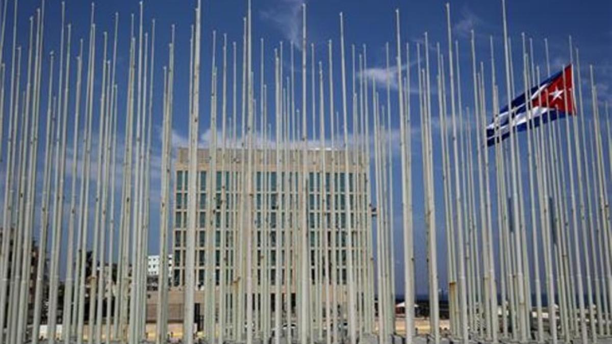 Vista de la embajada de EEUU en la capital de Cuba antes de la ceremonia de izada de la bandera estadounidense de este viernes.