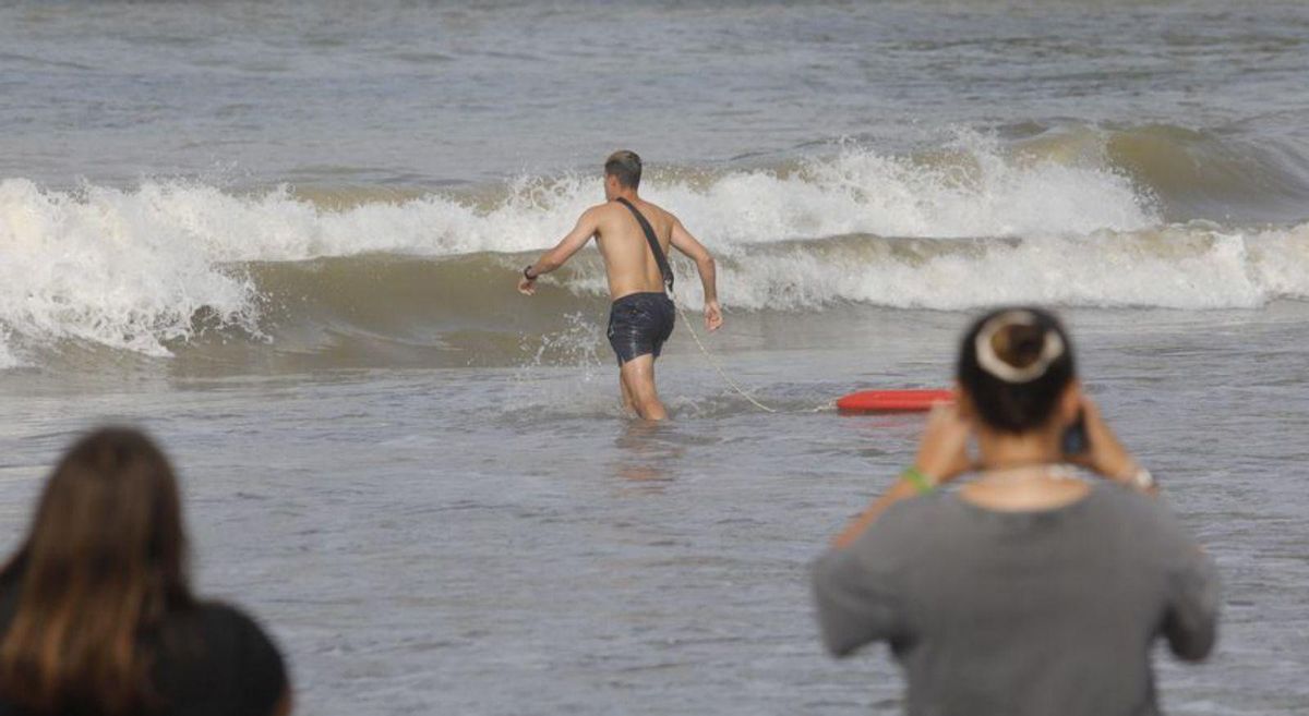 Fracasa la operación para sacar de la playa de Bañugues el velero que encalló el viernes