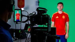Laporte posa con la camiseta de España el día de las fotografías oficiales de UEFA