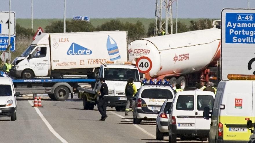 Vista del lugar en el que ha tenido lugar un accidente circulatorio, esta mañana en la N-431, que une Huelva con la localidad onubense de Gibraleón, donde un camión que transpotaba gas ha sufrido una fuga al colisionar con una furgoneta cargada de lejía.
