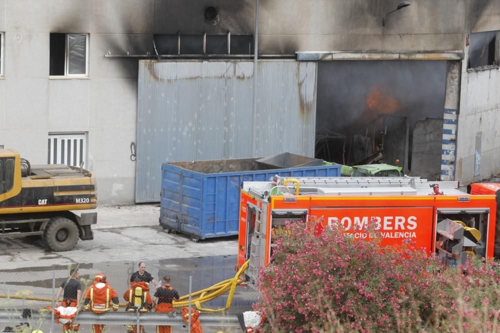 Incendio en una empresa del Polígono Industrial la Fillola, en Aldaia