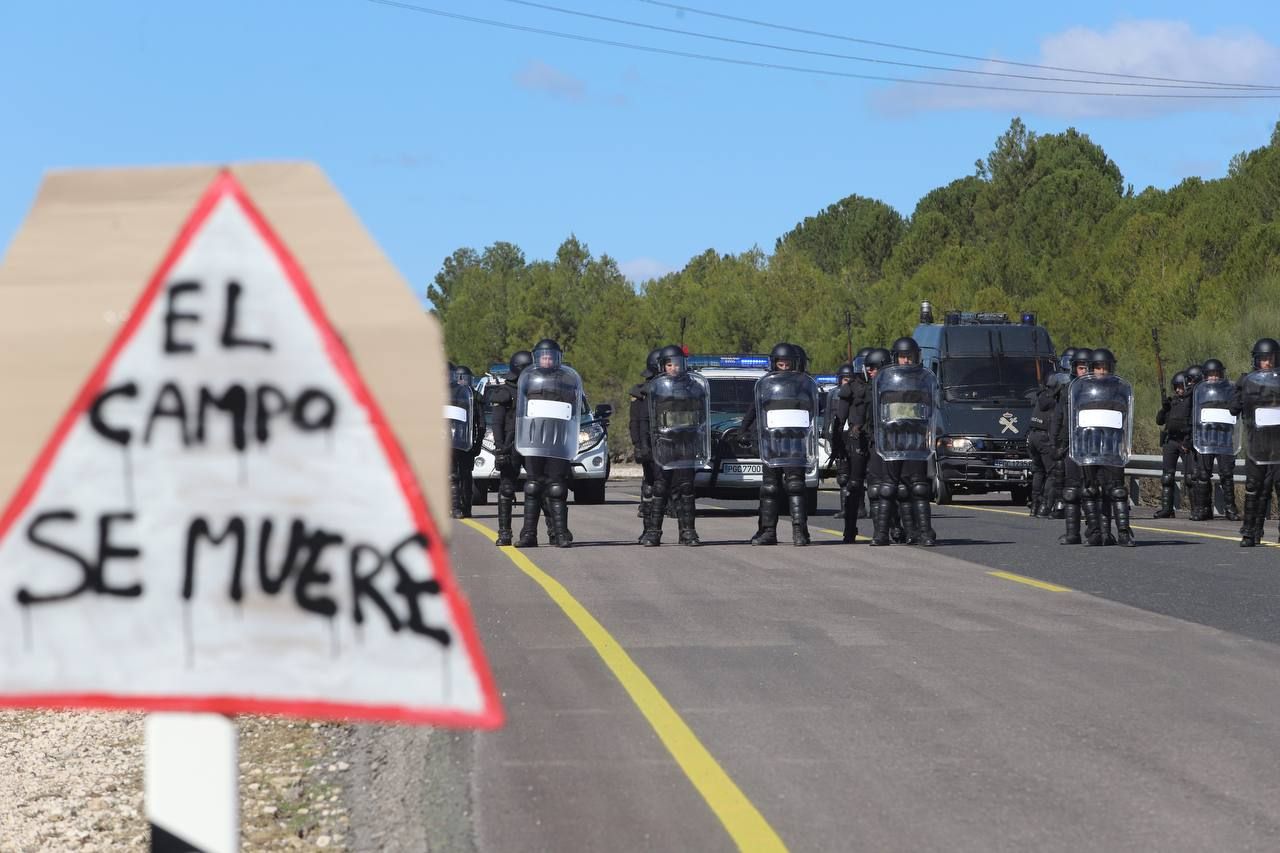 Los agricultores de Córdoba cortan la A-45 en Lucena
