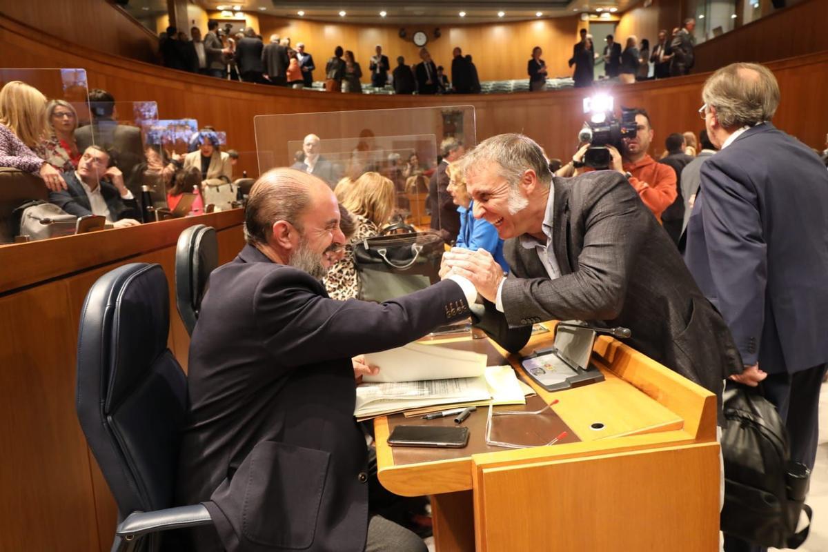 Javier Lambán y Ramiro Domínguez se saludan