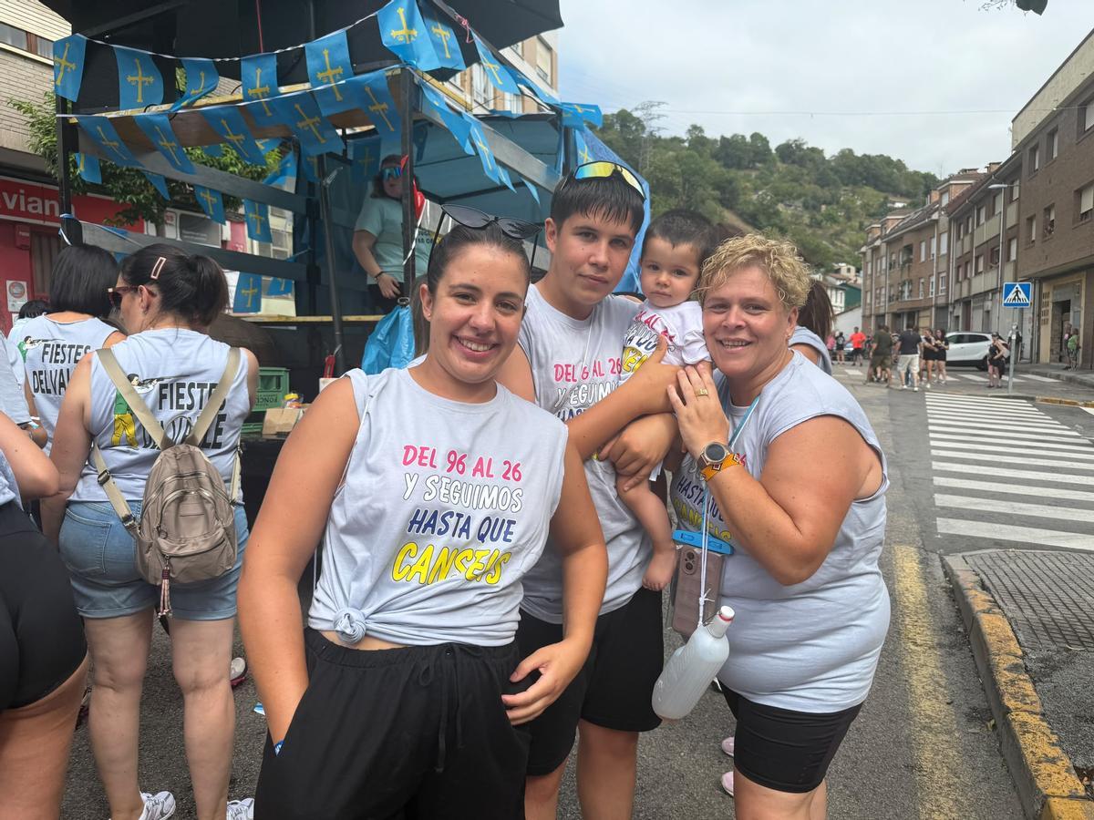 Virginia Díaz, de la peña "La Bárgana", junto a su familia.