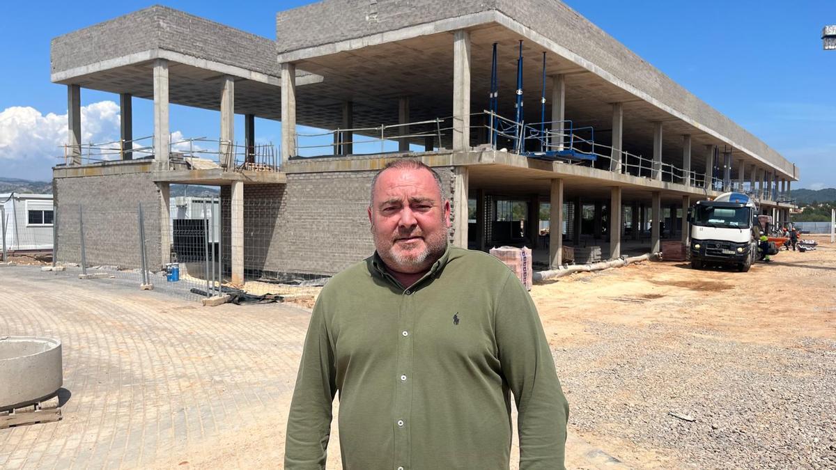 Vicente Pallarés frente al nuevo colegio de Infantil y Primaria.