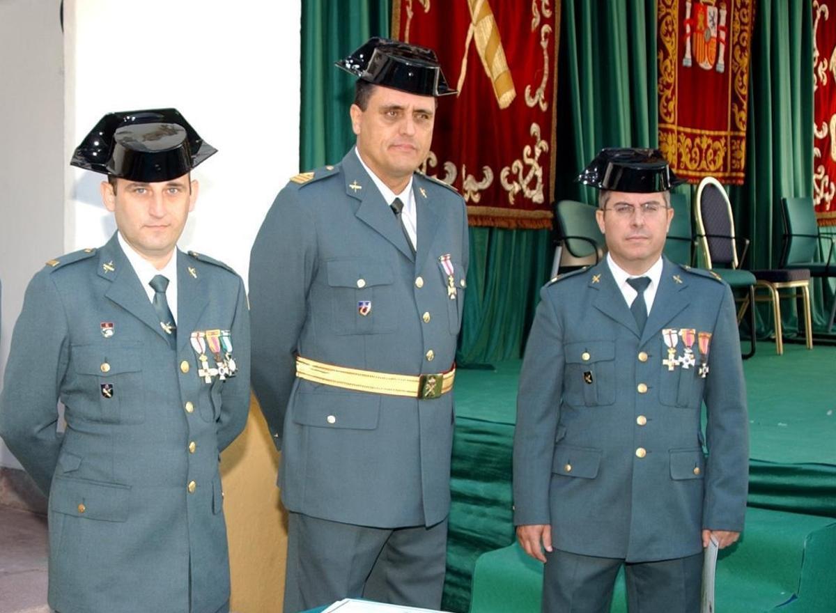 El cabo mayor Jesús Ismael Moreno Ortiz (en el extremo derecho), junto al sargento Hervás y el cabo Belarmino durante la entrega de medallas y diplomas en 2008.