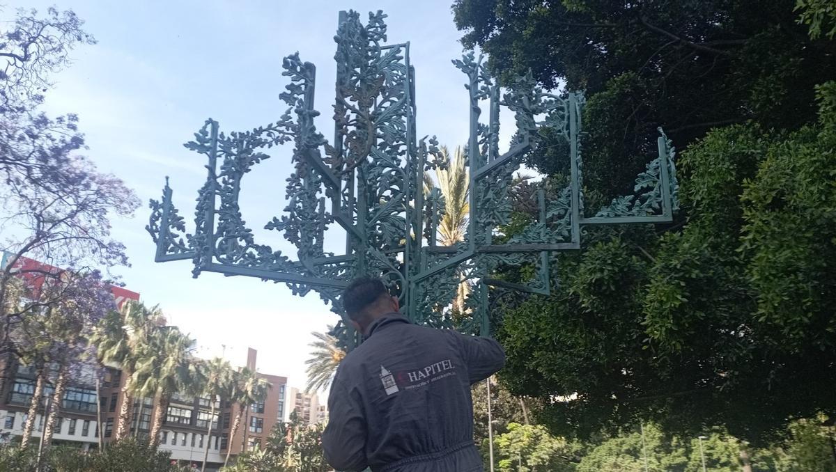 Puesta a punto de 'El árbol de la amistad', el pasado mes de mayo, en los Jardines de Picasso.
