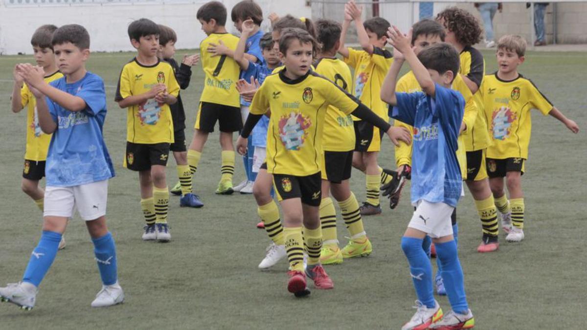 Jugadores saludan tras un partido del torneo de ayer. |  // S. ÁLVAREZ