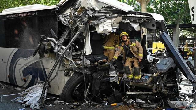 Els bombers inspeccionen les restes de l’autobús que es va estavellar a Lleida, ahir. | SANTI IGLESIAS / AFP