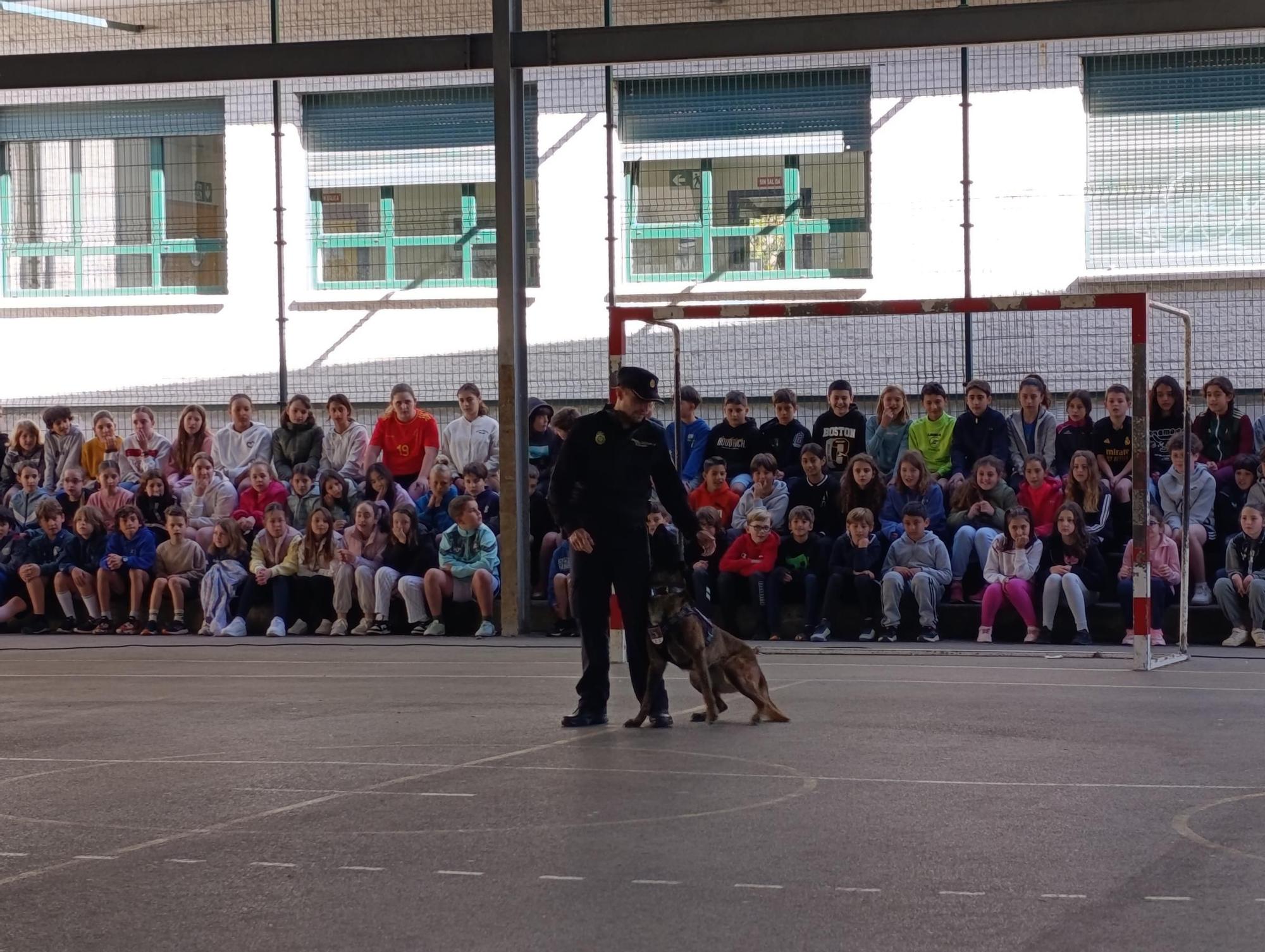 Así fue la exhibición de la Policía Nacional en el colegio La Fresneda, en Siero