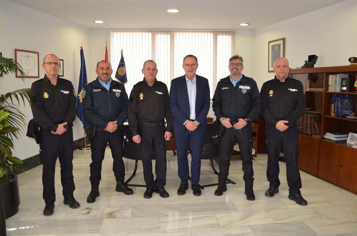 Agentes portugueses y españoles posan con Ángel Blanco.