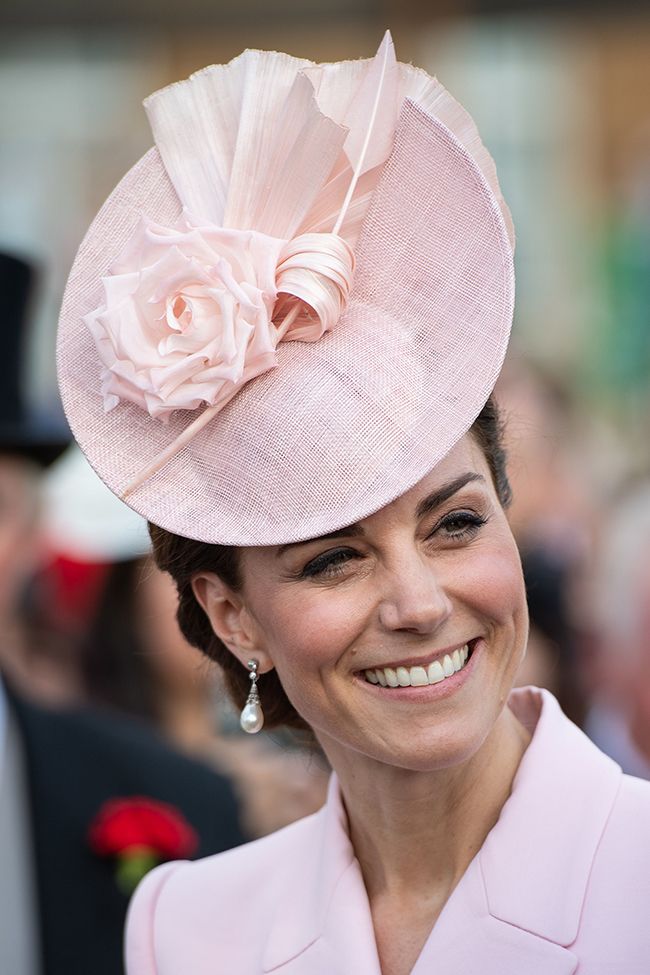 Kate Middleton presumiendo de tocado florar en Buckingham Palace