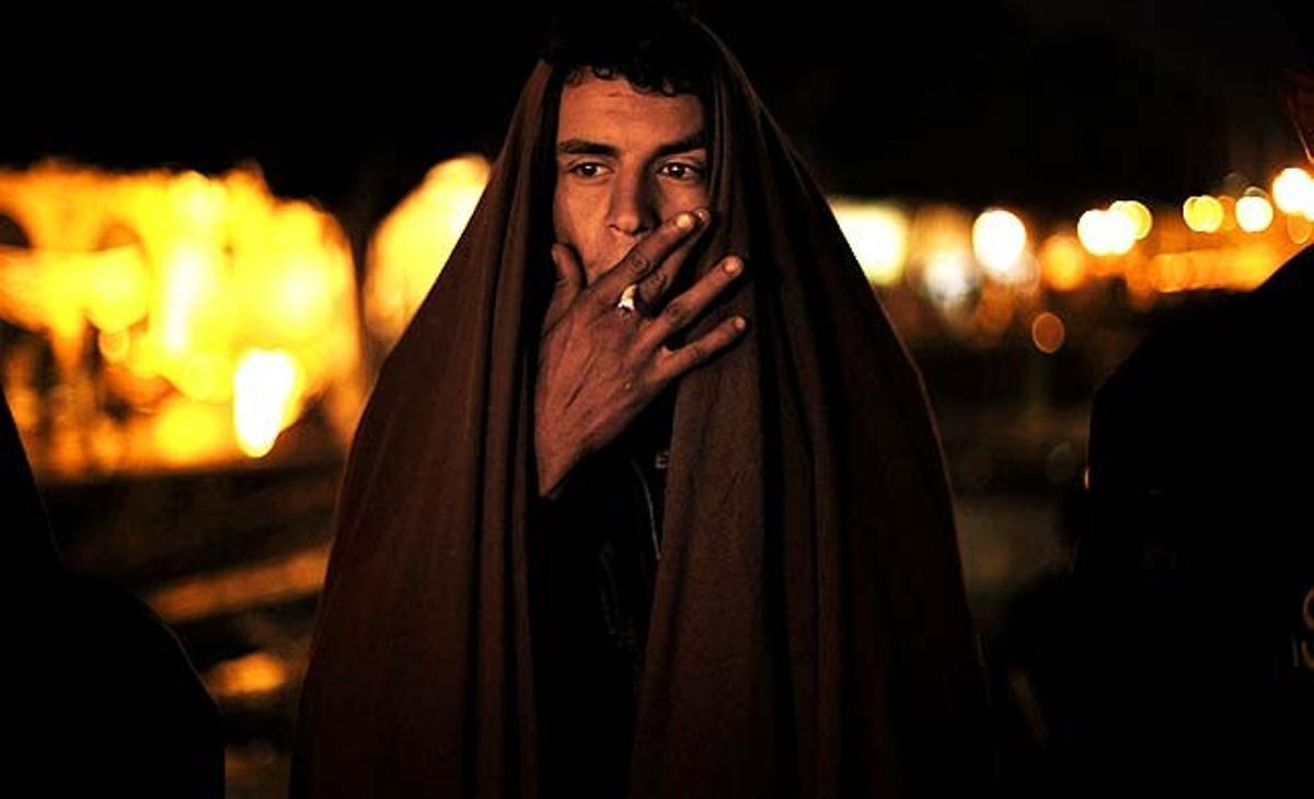 Un manifestant de les zones rurals marginades de Tunis fuma mentre està acampat fora de l’oficina del primer ministre tunisià.