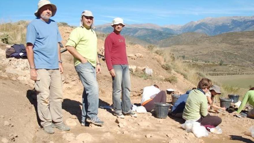 Un equip d&#039;arqueòlegs treballant al jaciment paleolític de Montlleó, al terme municipal de Prats