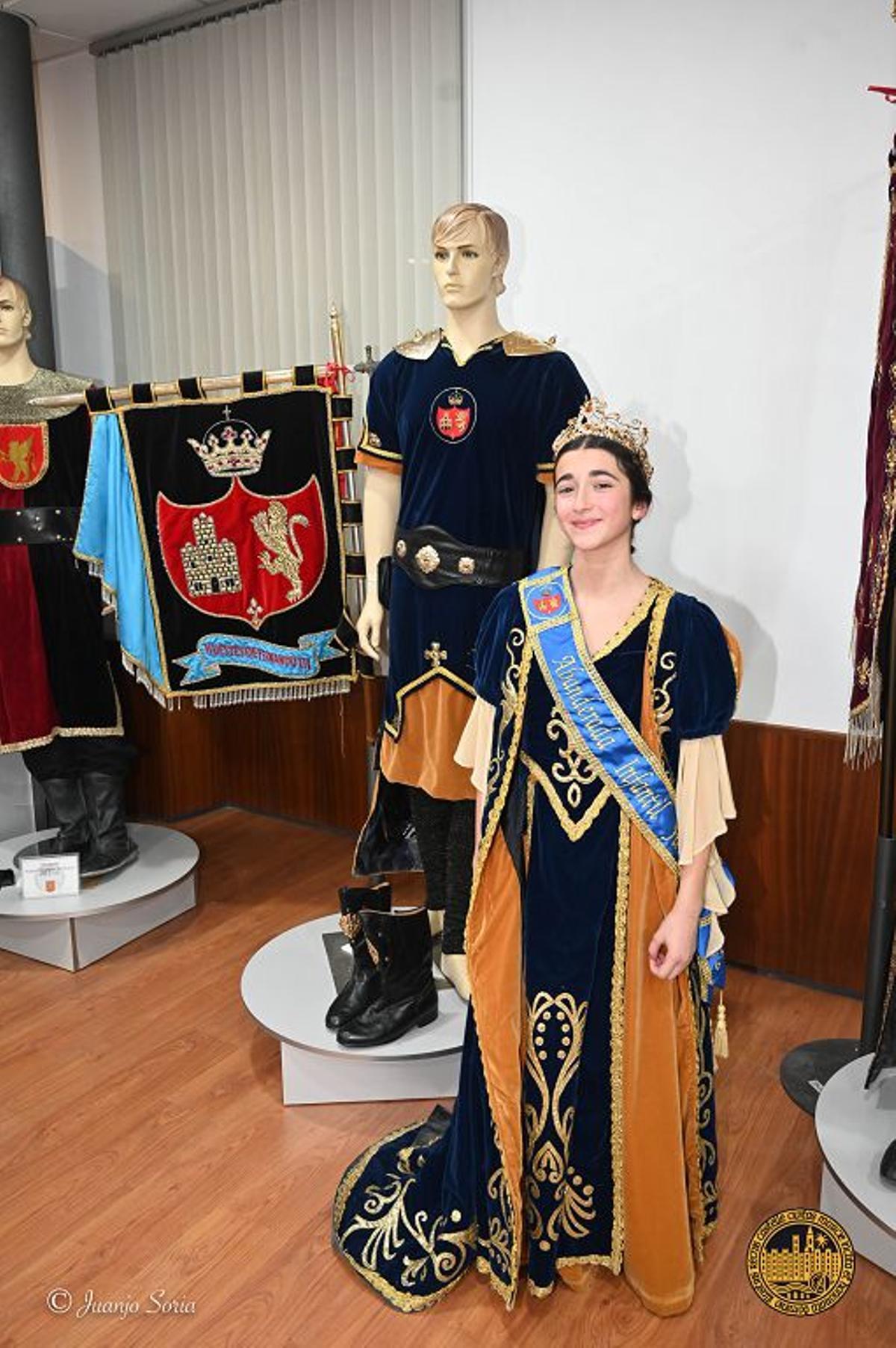 ABANDERADA INFANTIL MAR CARMONA FERNÁNDEZ, DE LA MESNADA HUESTES DE FERNANADO III ABANDERADA INFANTIL MAR CARMONA FERNÁNDEZ, DE LA MESNADA HUESTES DE FERNANADO III