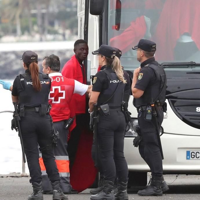 152 personas rescatadas a 410 km de Canarias