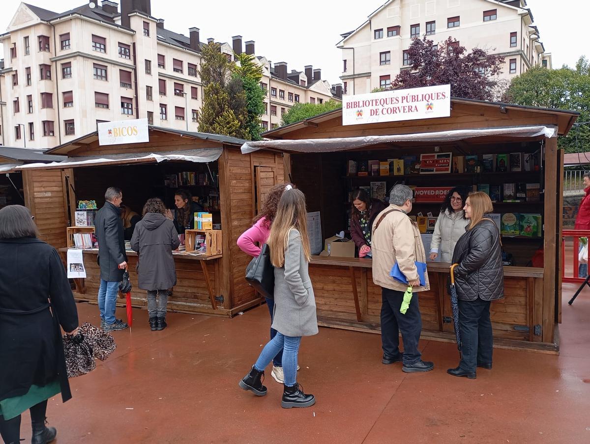Asistentes a la feria del libro este sábado por la mañana.