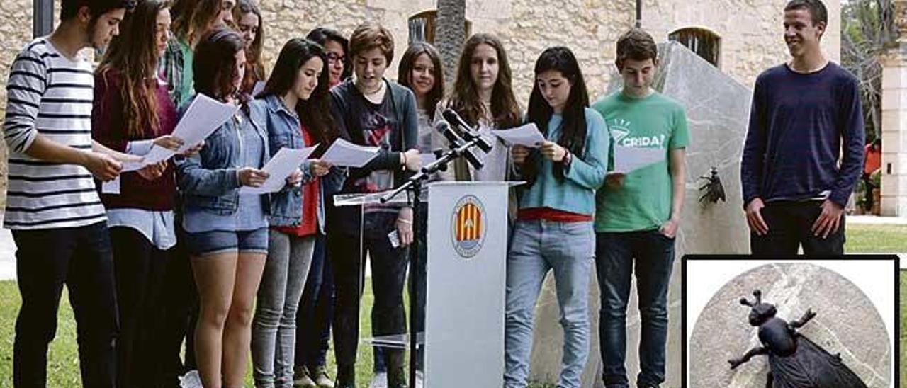 Un grupo de alumnos de la UIB en la lectura de poemas organizada para celebrar ´la vuelta´ de la Moscafera en 2014.