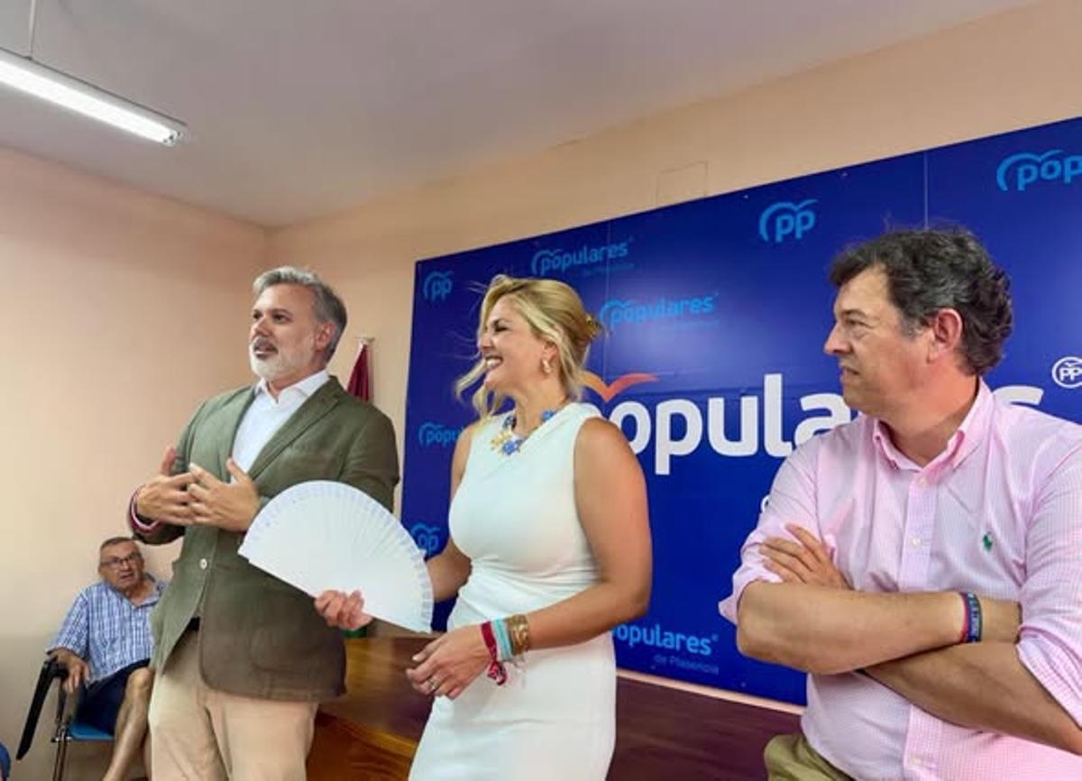 Elena Manzano, con el todavía presidente del PP de Plasencia, Fernando Pizarro.