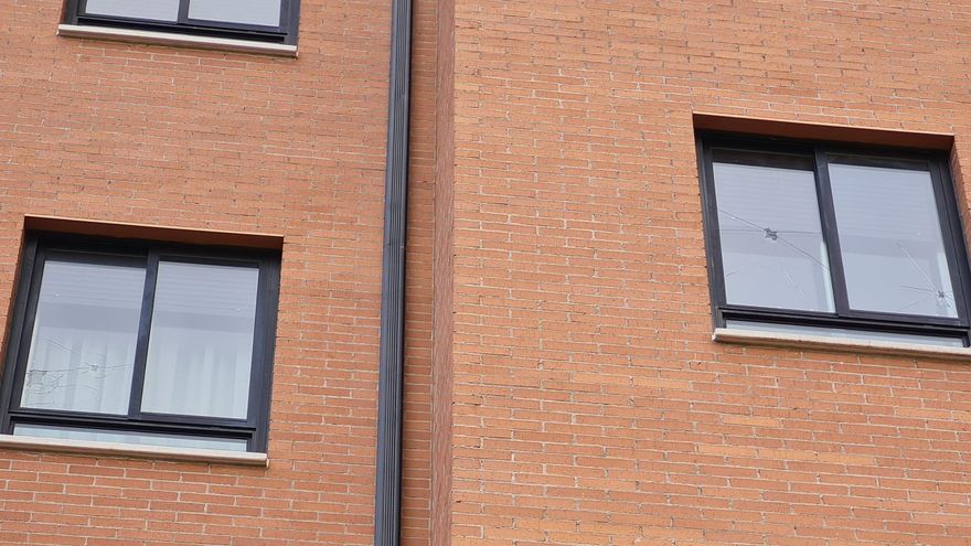 Ventanas rotas a pedradas en varias viviendas de La Vaguada, en Zamora capital.