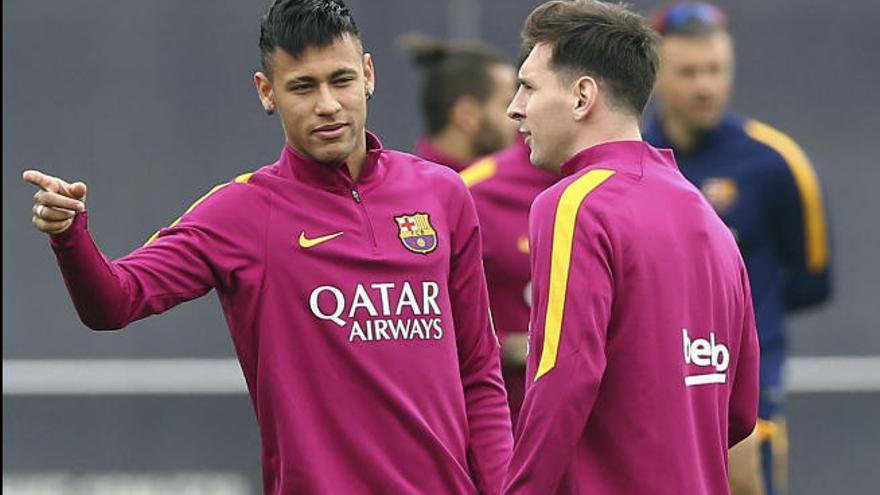 Neymar dialoga con Messi, ayer, en la Ciudad Deportiva Sant Joan Despí, durante el último entrenamiento.