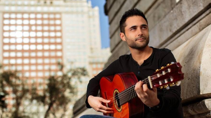 Aurelio Gallardo posa con su guitarra.