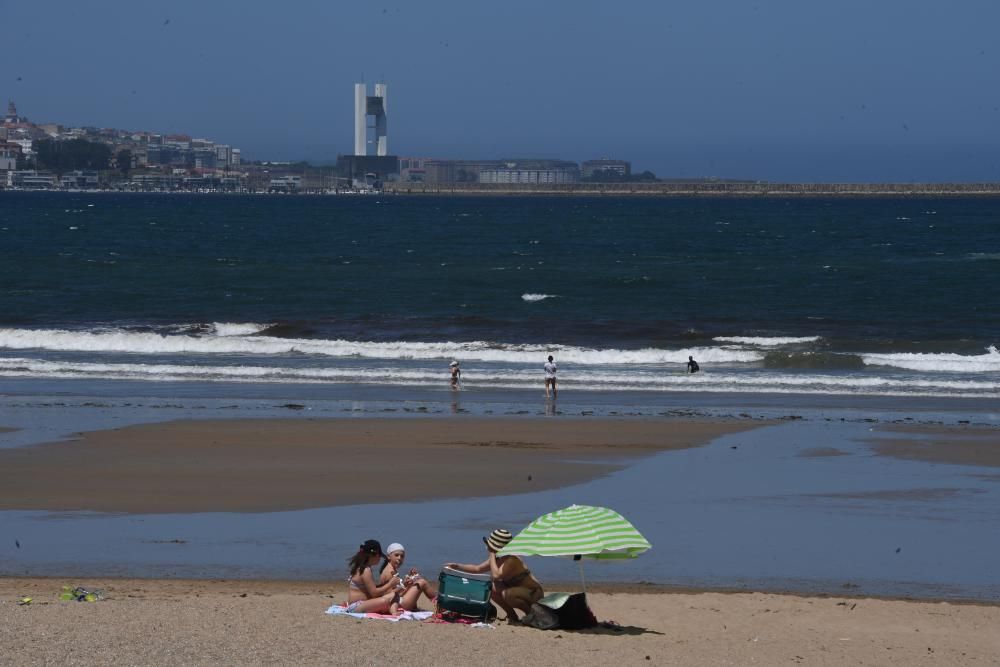 La entrada de la fase 2 de la desescalada permite tomar el sol y bañarse en las playas.