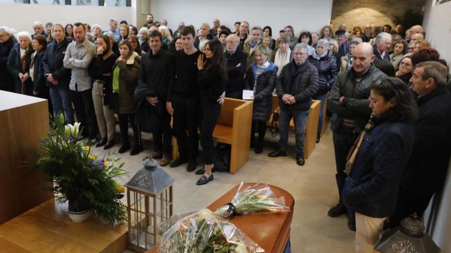 Asistentes al funeral, ayer, en el tanatorio de El Lauredal. | Marcos León