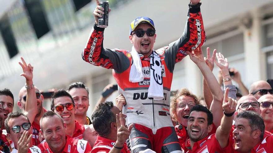 Jorge Lorenzo celebra la victoria con los miembros de su equipo. // Lisi Niesner