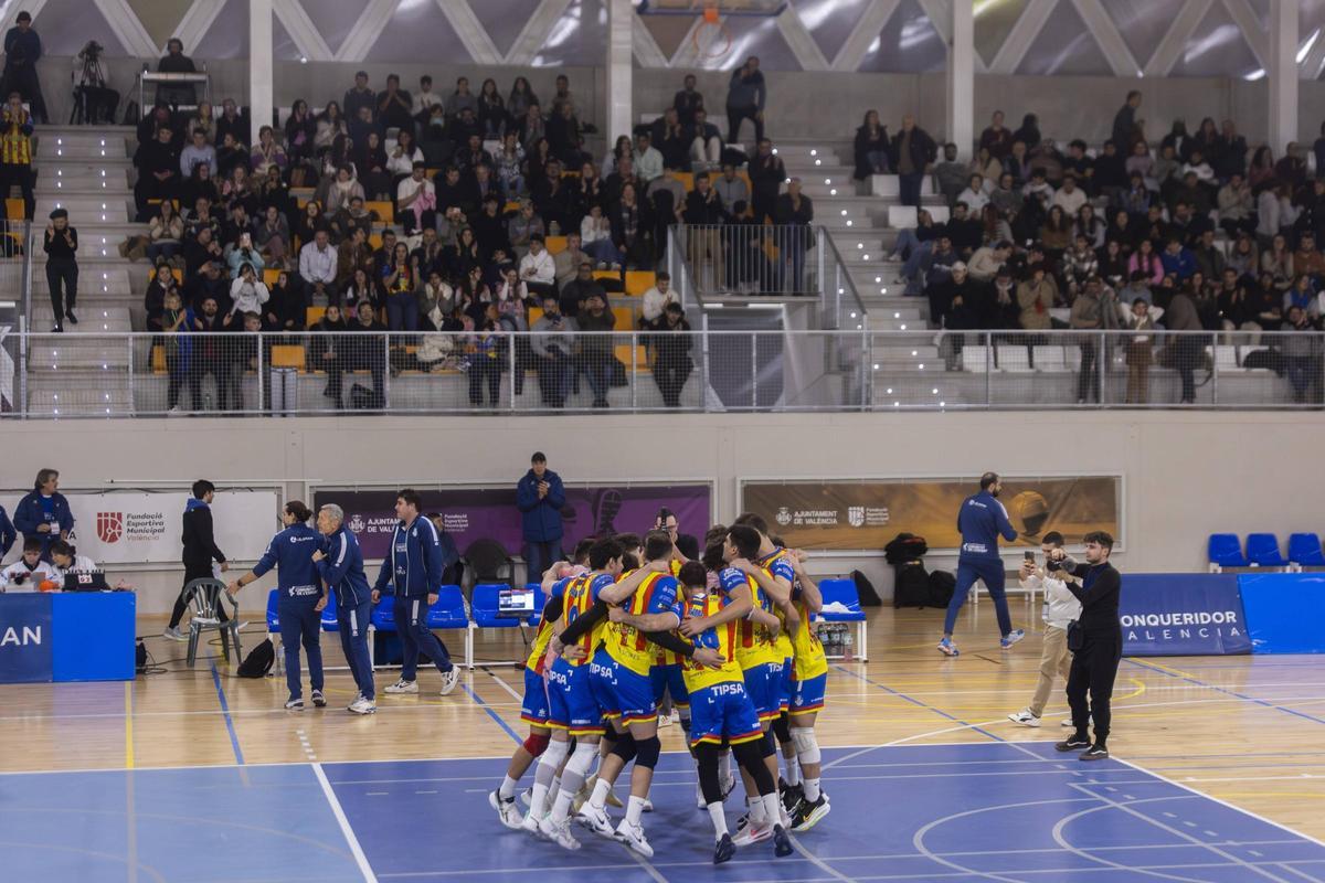 El equipo valenciano celebra la victoria ante su afición