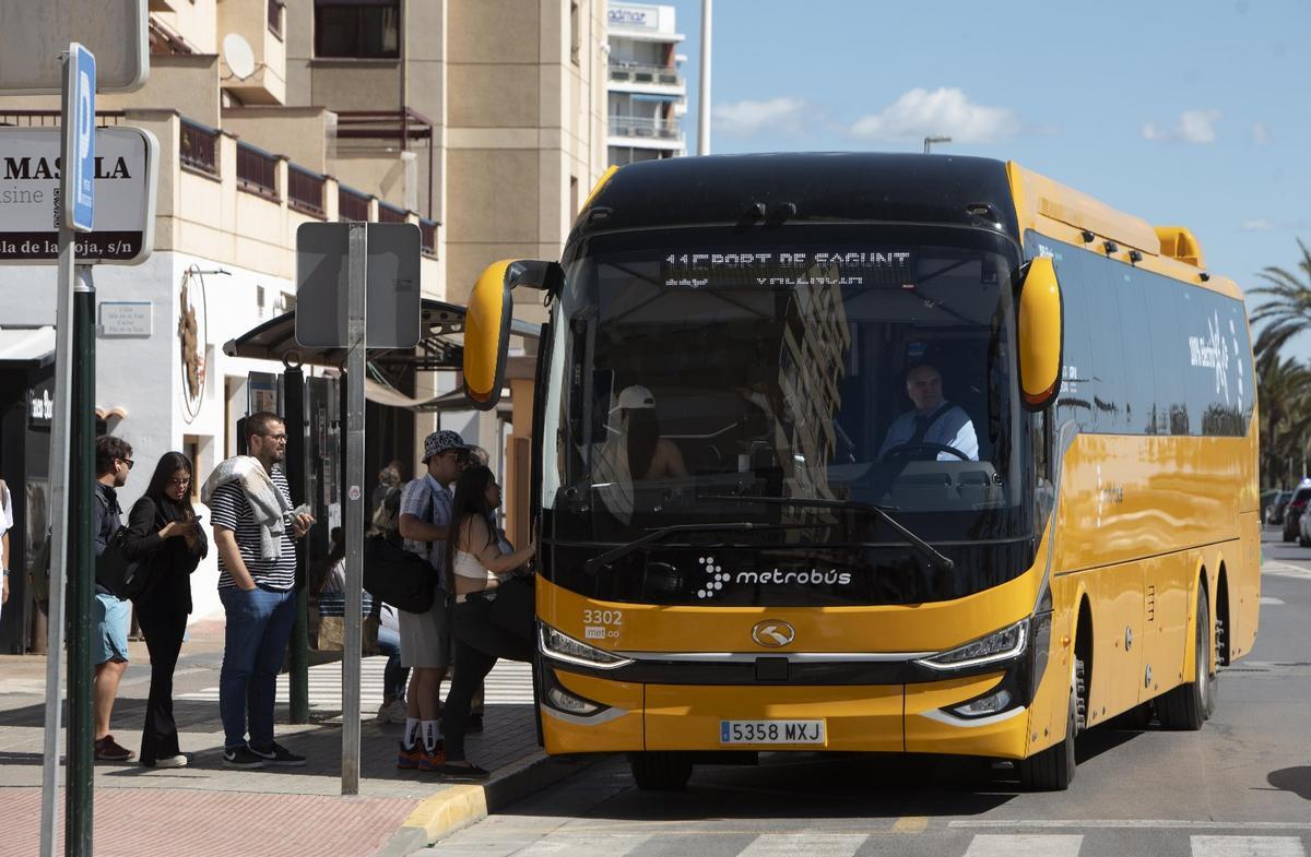 Usuarios subiendo al bus.