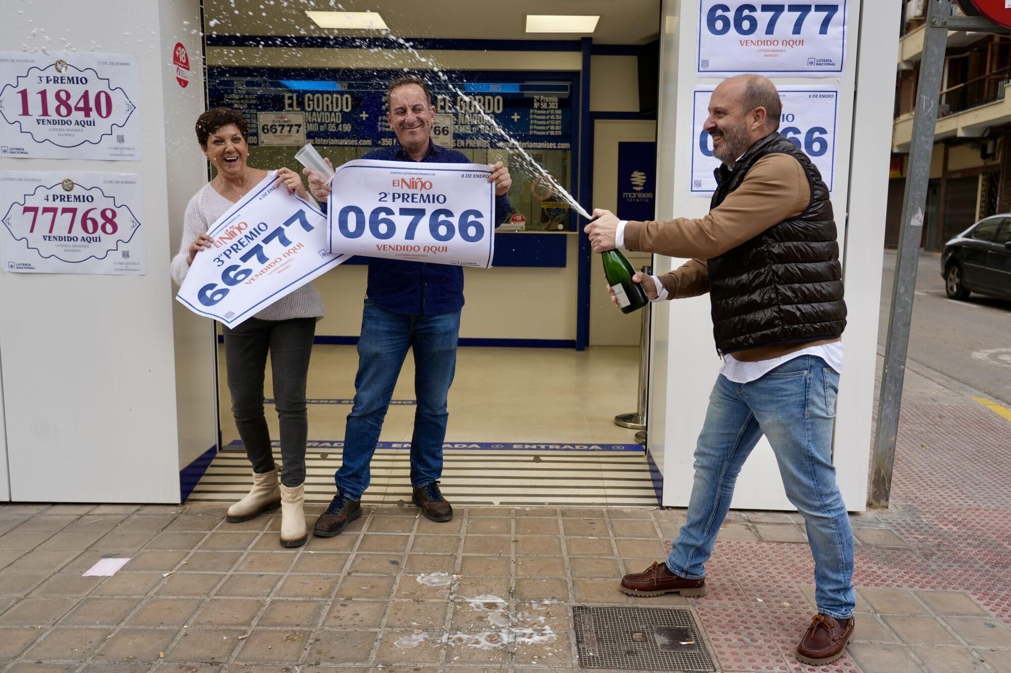 Agraciados con el ‘Segundo Premio’ del Sorteo Extraordinario de El Niño 2025 correspondiente al número 06766 celebran su suerte en la administración de Manises, a 6 de enero de 2025, en Manises, Valencia (España). El Sorteo de la Lotería del Niño se celebra en el Salón de Loterías y Apuestas del Estado mediante un sistema de bombos múltiples. Cuenta con una emisión de 55 series de 100.000 billetes cada una, que alcanza los 1.100 millones de euros, destinando el 70%, es decir, 770 millones de euros, a premios. 06 ENERO 2025 Eduardo Manzana / Europa Press 06/01/2025. Eduardo Manzana;