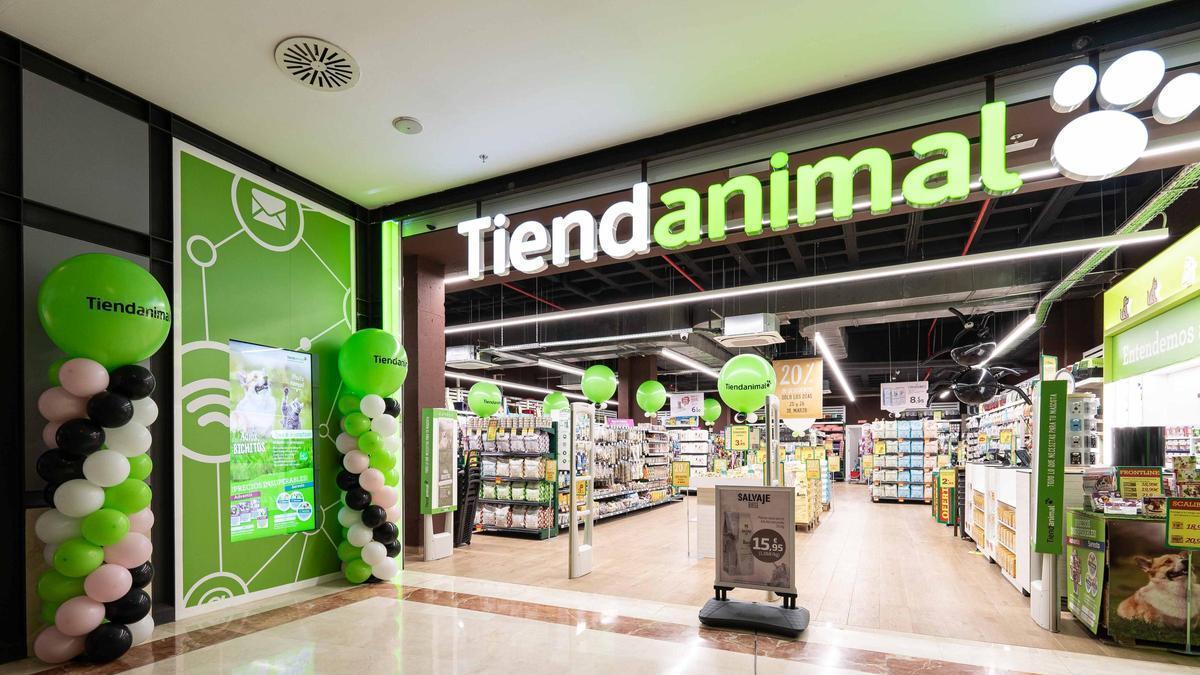 Mañana se esperan colas kilométricas en Tienda Animal para hacerse con la ropa de perro que está a la mitad de su precio: disponibles en varios modelos y tallas