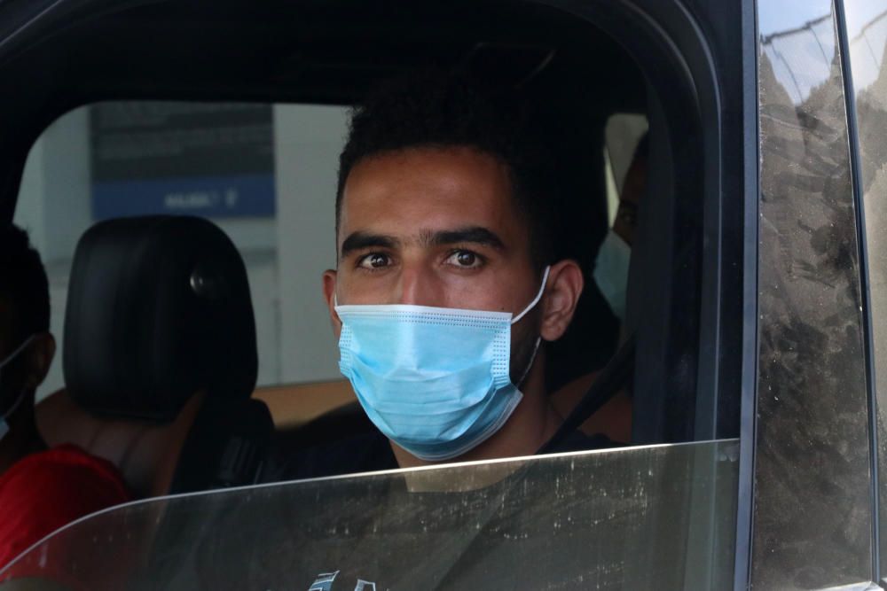 Los jugadores del Málaga CF llegan para someterse a la prueba de coronavirus.