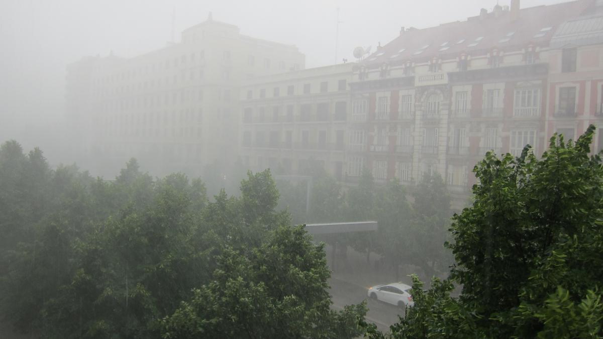 El paseo de la Independencia de Zaragoza con tormenta