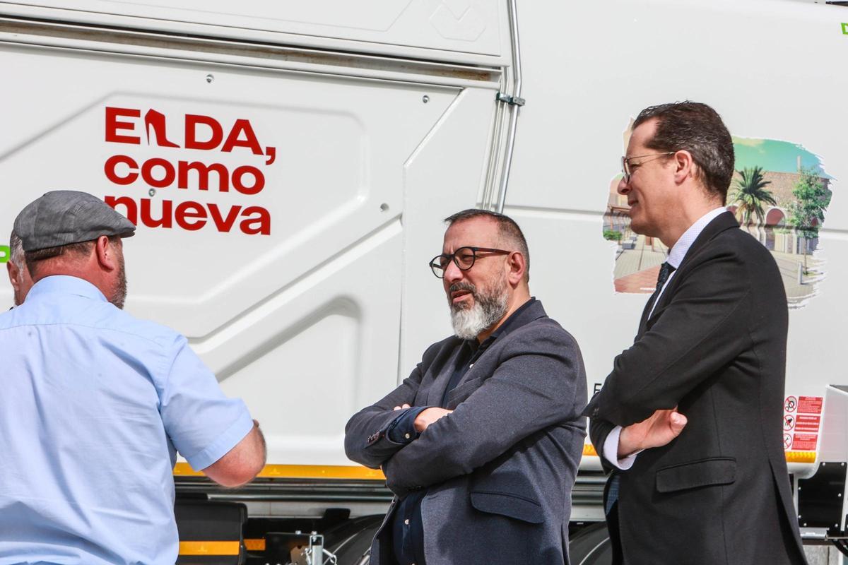 El alcalde de Elda, Rubén Alfaro (d), y el concejal de Espacio Público e Inversiones, José Antonio Amat (i).