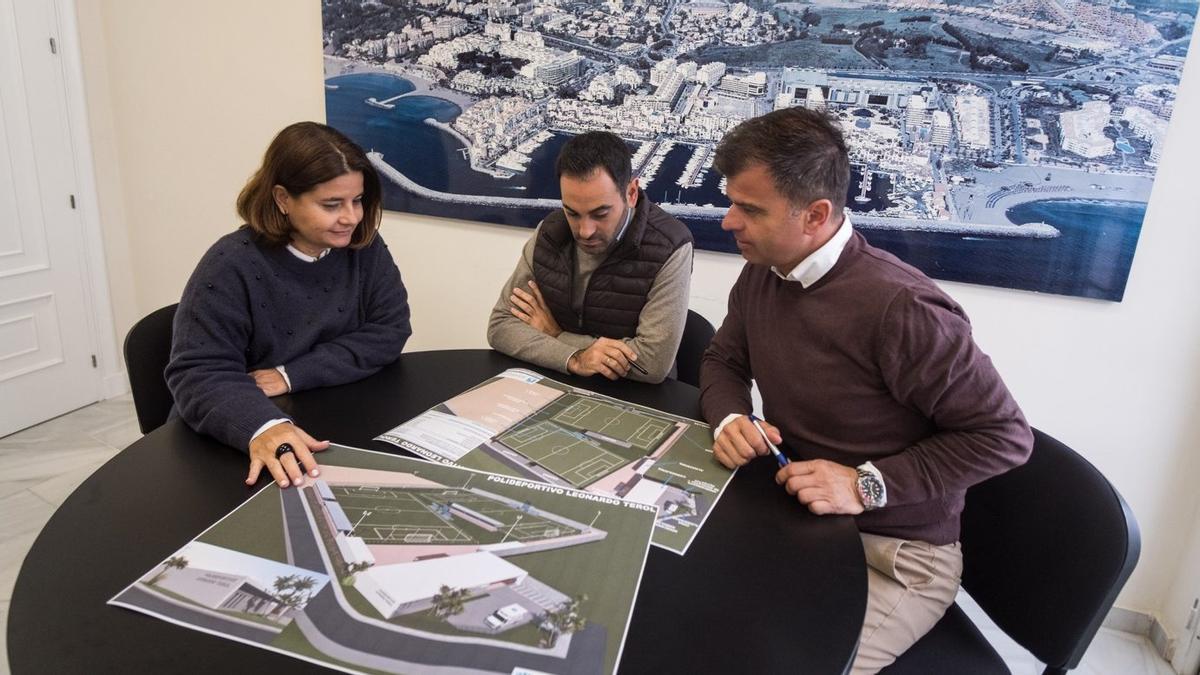 Los concejales de Deportes y de Obras, Lisandro Vieytes y Diego López, miran infografías del proyecto.