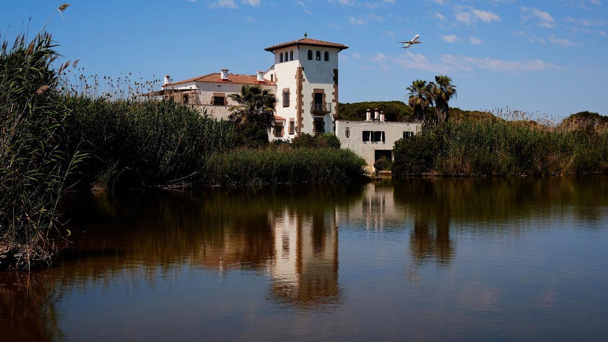 Un avión sobrevuela las inmediaciones del espacio natural protegido de la Ricarda, el pasado 9 de junio, durante una visita organizada por el Consorcio que los espacios naturales del Delta del Llobregat, amenazados por el proyecto de ampliación del aeropuerto de Barcelona.